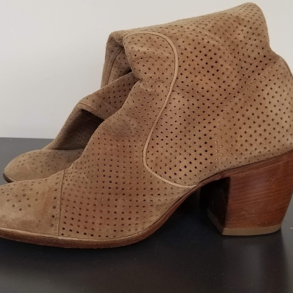 boots suede